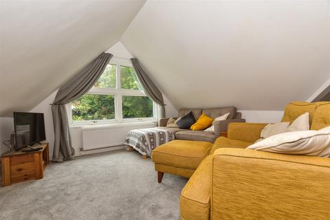 2 bedroom flat for sale, Fairfield Road, East Grinstead, West Sussex