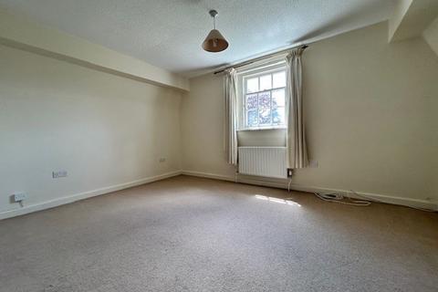 3 bedroom flat for sale, London Road, Marlborough, SN8