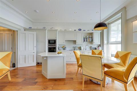 2 bedroom flat for sale, Mayfair House, Heene Terrace, Worthing BN11