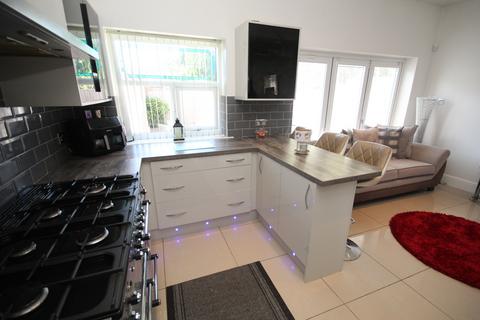 4 bedroom semi-detached house for sale, Lyndhurst Road, Stretford, M32 8DY