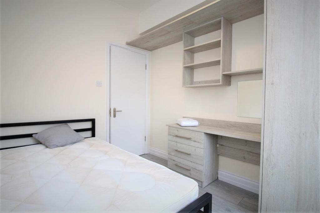 Bedroom 4.jpg