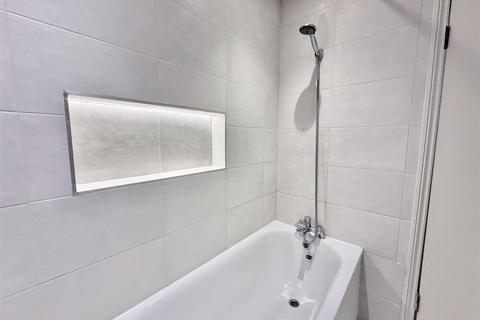 2 bedroom apartment to rent, High Road, London N22