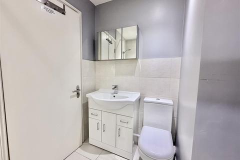 2 bedroom apartment to rent, High Road, London N22