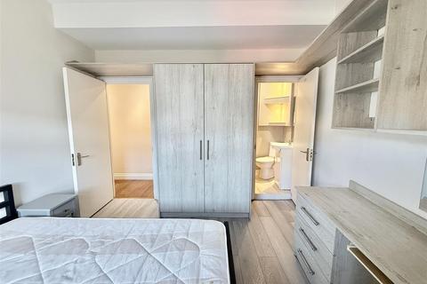 2 bedroom apartment to rent, High Road, London N22