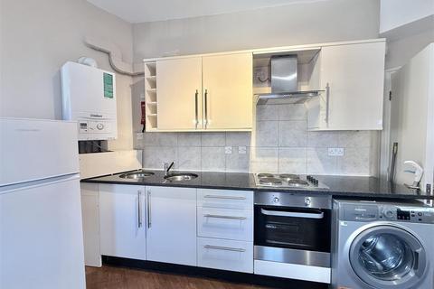 2 bedroom apartment to rent, High Road, London N22
