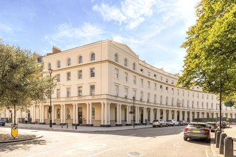 1 bedroom flat to rent, Park Crescent, London