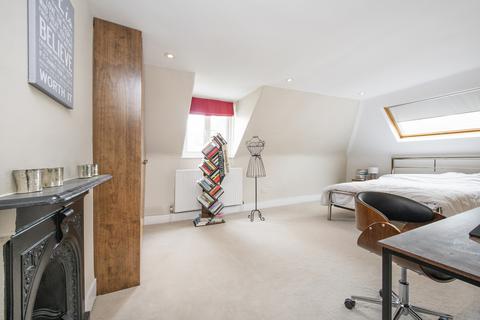 2 bedroom flat for sale, Cromford Road, London