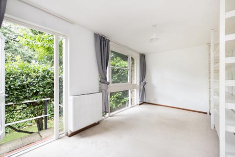 3 bedroom terraced house to rent, Meadow Close, Richmond, Surrey