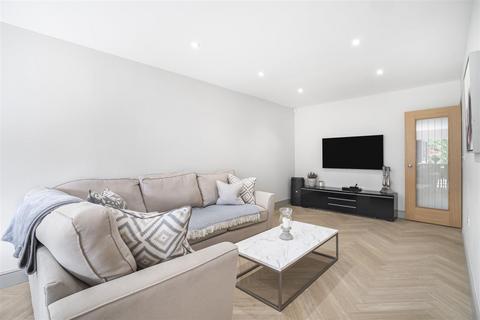 27 Upper Pines, Banstead, SM7 3PU