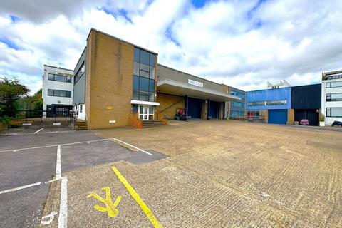 Warehouse to rent, Units 2-4, Great West Trading Estate, Great West Road, Brentford, TW8 9DN