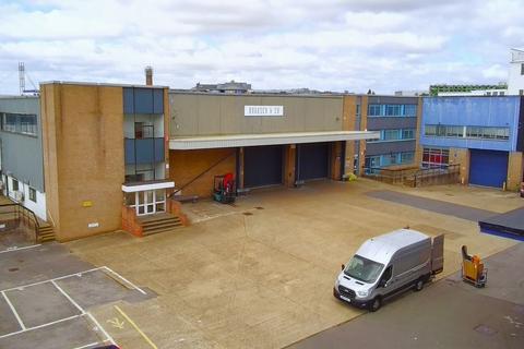 Warehouse to rent, Units 2-4, Great West Trading Estate, Great West Road, Brentford, TW8 9DN