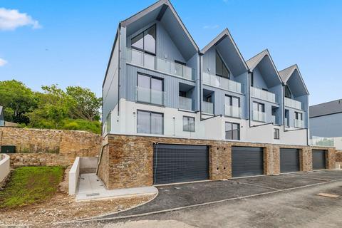 4 bedroom end of terrace house for sale, Baylys Road, Plymouth PL9