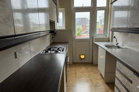 3 bedroom terraced house to rent, Redbridge Lane East, Ilford IG4