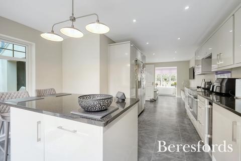 16 Oxford Close, Romford, RM2 5UT