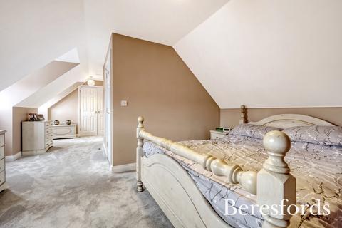 16 Oxford Close, Romford, RM2 5UT
