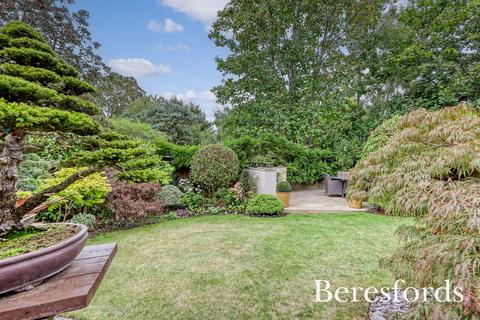16 Oxford Close, Romford, RM2 5UT