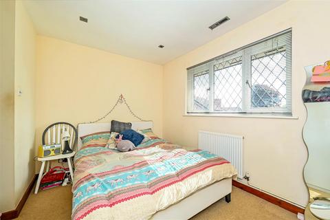 17 Drum Mead, Petersfield, GU32 3AQ