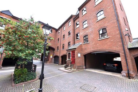 2 bedroom flat to rent, 15 Riverside Court