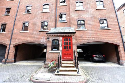 2 bedroom flat to rent, 15 Riverside Court