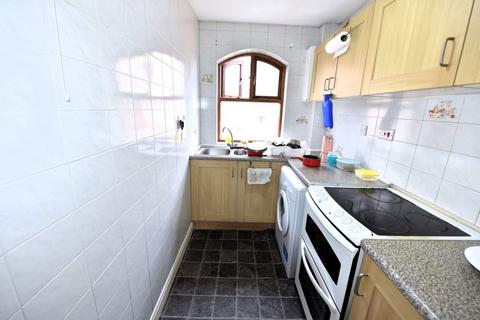 2 bedroom flat to rent, 15 Riverside Court