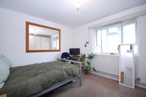 3 bedroom flat to rent, Fairfield Street, London SW18