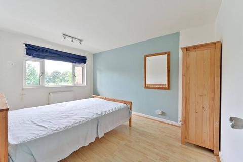 2 bedroom flat to rent, Queensmere Court, Barnes, London, SW13