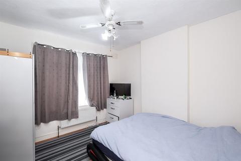 40 Albert Avenue, London, E4 8LG