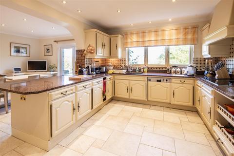 6 bedroom detached house for sale, A Highly Desirable Family Home