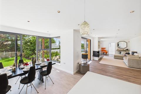 6 bedroom detached house for sale, Contemporary New Build Just Moments From The Beach