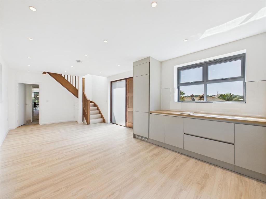 CAM04099 G0-PR0126-STILL037.jpg