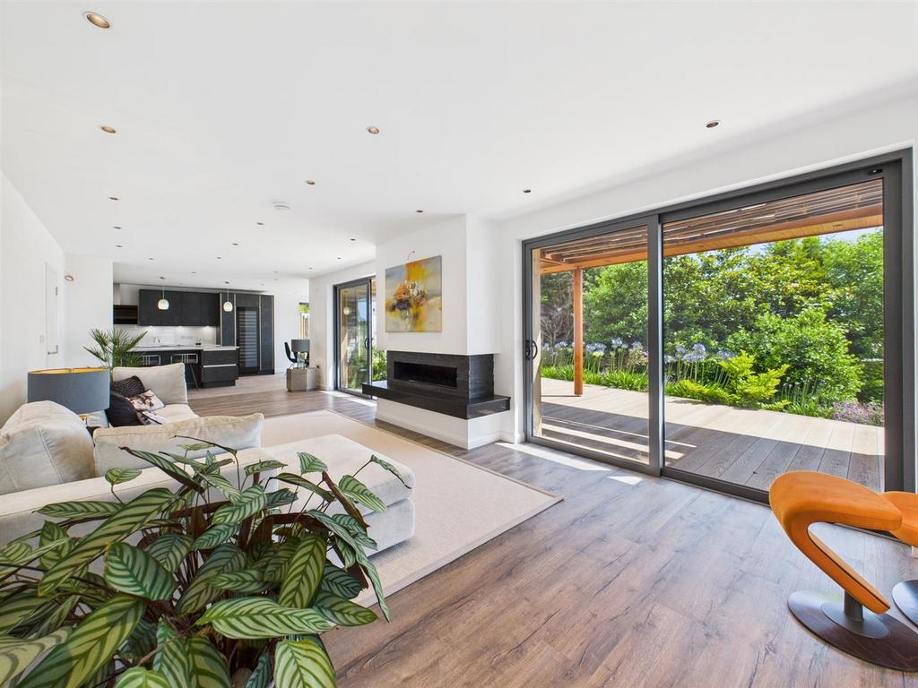 CAM04099 G0-PR0126-STILL002.jpg