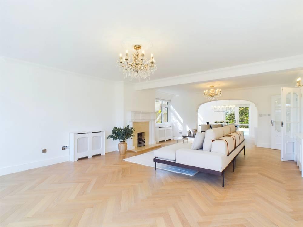 CAM02007 G0-PR0187-STILL015-thumbnail-h750-70.jpg