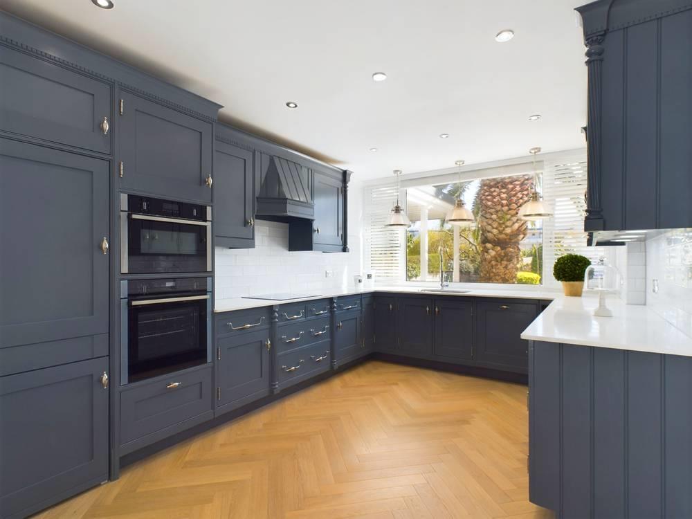 CAM02007 G0-PR0187-STILL022-thumbnail-h750-70.jpg