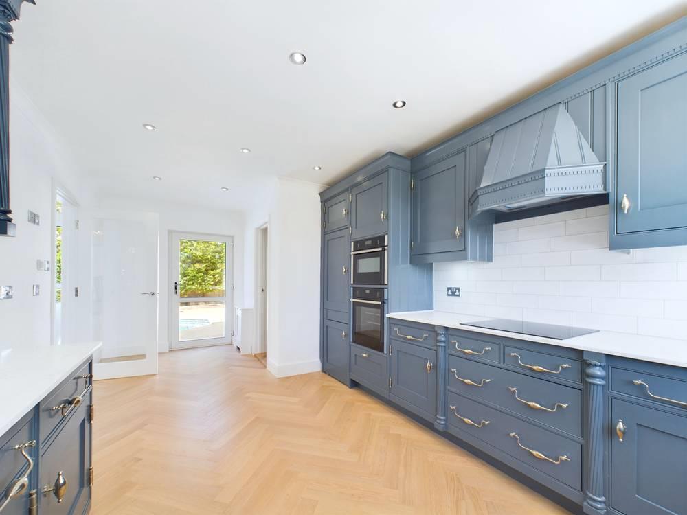 CAM02007 G0-PR0187-STILL024-thumbnail-h750-70.jpg