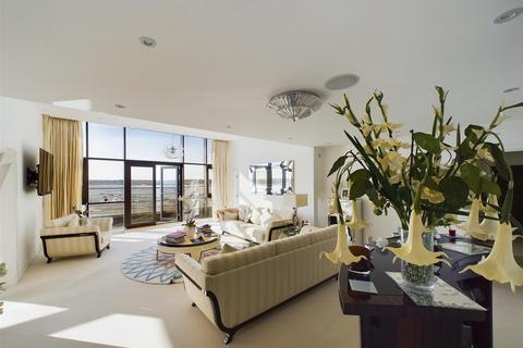 3 bedroom penthouse for sale, Penthouse Apartment Directly Overlooking Elizabeth Marina