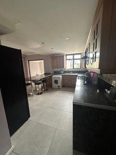 5 bedroom terraced house to rent, Clayhall Avenue, Ilford IG5