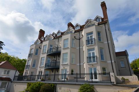 undefined, Bryn Y Mor, Tenby - Apartment with Parking & Pool/Spa/Gym Access