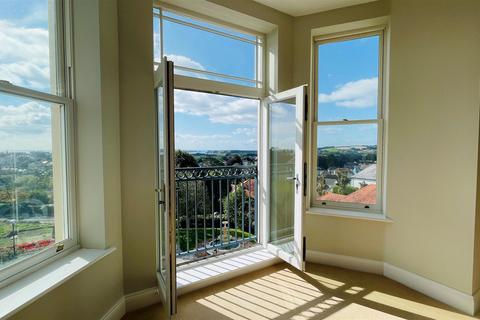 undefined, Bryn Y Mor, Tenby - Apartment with Parking & Pool/Spa/Gym Access