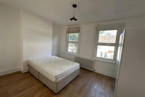 2 bedroom terraced house to rent, Holbrook Road | London | E15