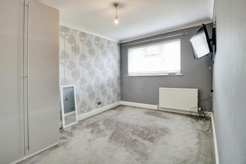 3 bedroom semi-detached house to rent, Padgetts Way, Hockley, SS5