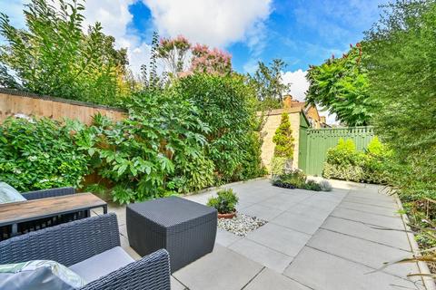 38 Savoy Close, London, E15 4PS