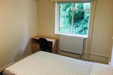 1 bedroom in a house share to rent, Demesne Road, Manchester M16