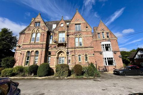 2 bedroom flat for sale, Oakleigh House, The Avenue, Sale