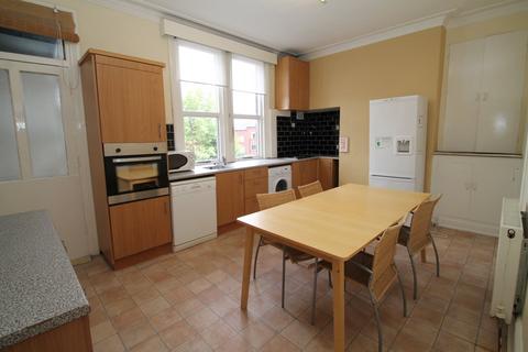 4 bedroom terraced house for sale, Park Crescent, Armley, Leeds, West Yorkshire, LS12