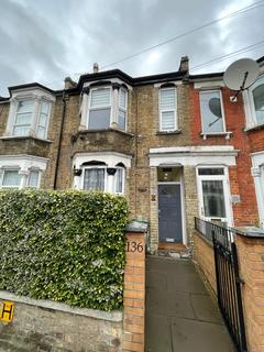 Studio to rent, Arnold Road, London N15