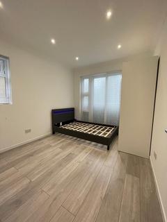 Studio to rent, Arnold Road, London N15