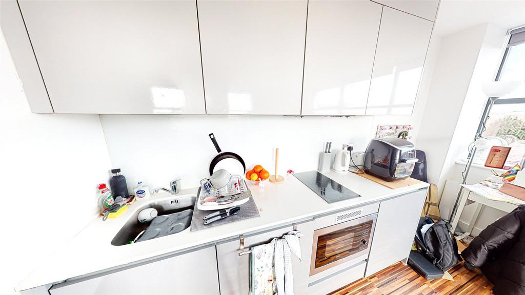 Apartment in Trafford, Old Trafford, Greater Manchester - View 5