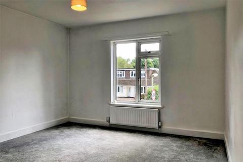 2 bedroom maisonette to rent, Guildford Road, Woking GU24