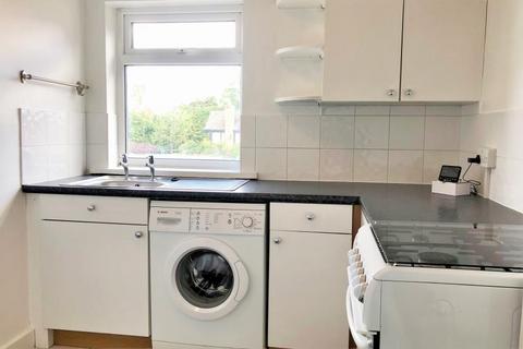 2 bedroom maisonette to rent, Guildford Road, Woking GU24