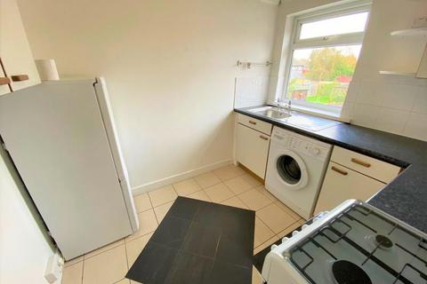 2 bedroom maisonette to rent, Guildford Road, Woking GU24